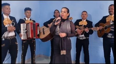 El grupo con acordeón, guitarra y vihuela durante una presentación