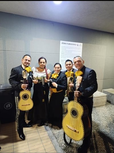 El grupo con guitarrón y vihuela antes de una presentación en Bogotá