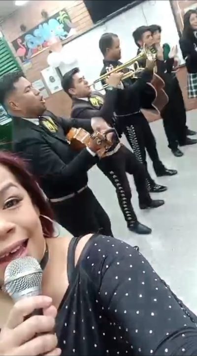 Presentación en vivo del mariachi con trompeta y guitarra en Bogotá