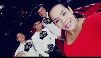 Integrantes del mariachi con traje blanco durante una serenata nocturna