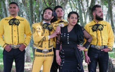 Mariachi Estrella Mexicana con traje de gala amarillo bordado en dorado