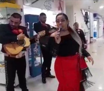 Serenata sorpresa en un centro comercial de Bogotá