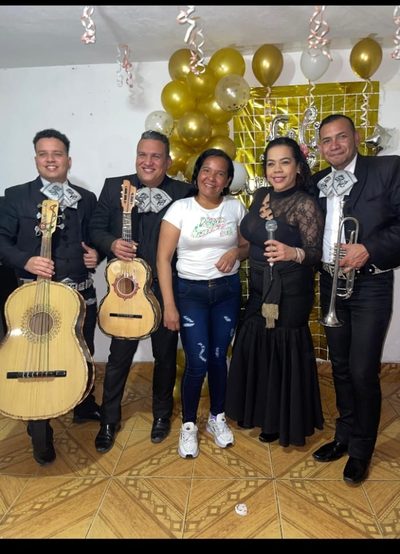 Serenata a domicilio en Bogotá con decoración dorada de cumpleaños