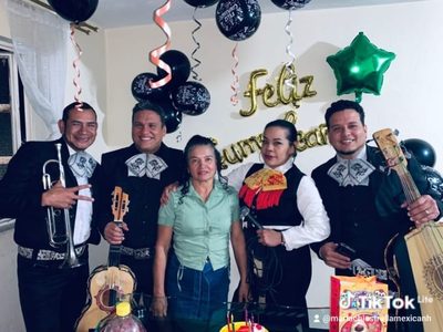 Serenata de cumpleaños en Bogotá: el grupo junto a la homenajeada