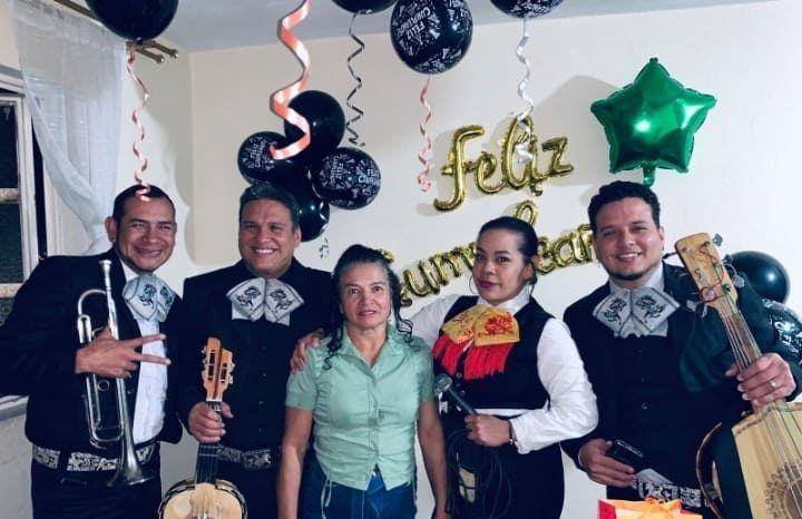 Serenata de cumpleaños en Bogotá junto a la homenajeada