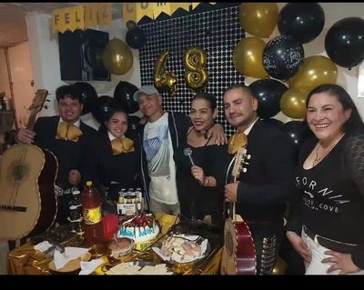 Serenata de cumpleaños número 48 con toda la familia en Bogotá