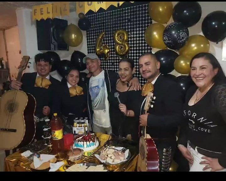 Serenata de cumpleaños con toda la familia en Bogotá